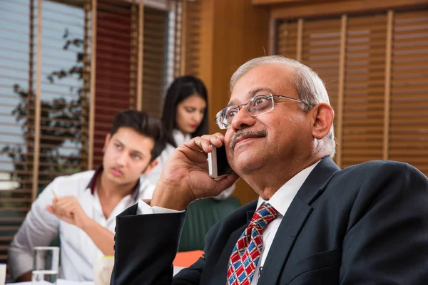 Ofiste çalışan Hintli iş adamları dizüstü bilgisayarlar, kağıtlar, toplantılar, sunumlar ve tartışmalar, iş konsepti