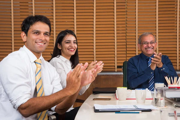 Ofiste çalışan Hintli iş adamları dizüstü bilgisayarlar, kağıtlar, toplantılar, sunumlar ve tartışmalar, iş konsepti