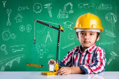 şirin Hint bebek çocuk oyuncak Vinçli sarı inşaat şapka şapka, çocukluk ve eğitim zor kavram, üzerinde yeşil yazı tahtası çizilmiş karalamalar ile elbise oynamak