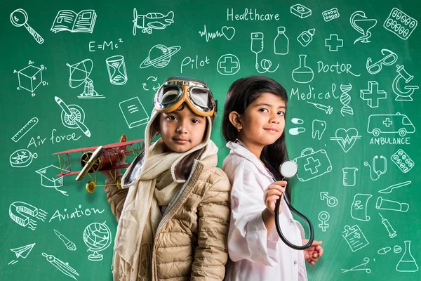 Τα παιδιά και η έννοια της εκπαίδευσης - μικρό Ινδική αγόρι και κορίτσι ποζάρει μπροστά από το πλοίο πράσινο κιμωλία με σκετσάκια σε πιλοτική φανταχτερό φόρεμα και φορεσιά γιατρός με το στηθοσκόπιο, θέλουν να είναι πιλότος ή γιατρός — Φωτογραφία Αρχείου