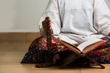 portre resmi meditasyon ile rudraksha mala veya tesbih boncuk yaparken el