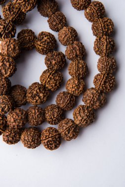 Rudraksha mala makro ayrıntıları gösteren düz arka plan üzerinde kullanılan Capa veya hindu din dua için