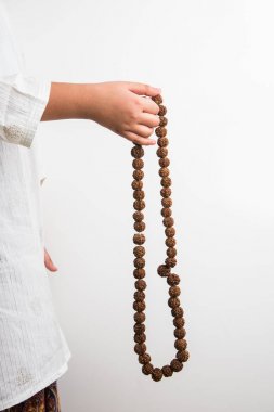portre resmi meditasyon ile rudraksha mala veya tesbih boncuk yaparken el