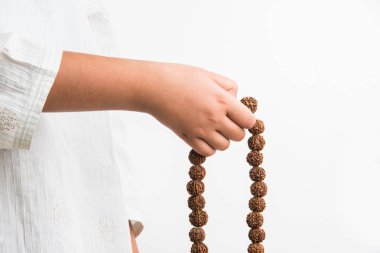 portre resmi meditasyon ile rudraksha mala veya tesbih boncuk yaparken el