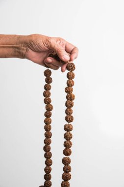 portre resmi meditasyon ile rudraksha mala veya tesbih boncuk yaparken el