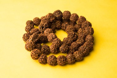 Rudraksha mala makro ayrıntıları gösteren düz arka plan üzerinde kullanılan Capa veya hindu din dua için