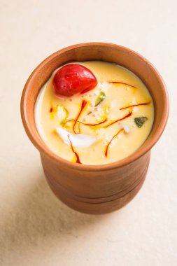 Lor, süt ve safran içinde Lassi denilen malai Otantik Hint soğuk içecek oluşan / Alman lezzet, geleneksel Hint pişmiş bardaklarda servis de denilen kesariya ya da keshariya ya da Alman lassi,