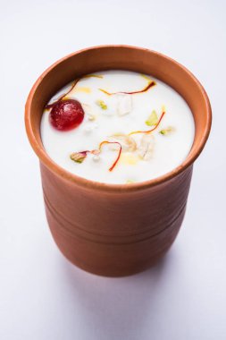 Lor, süt ve safran içinde Lassi denilen malai Otantik Hint soğuk içecek oluşan / Alman lezzet, geleneksel Hint pişmiş bardaklarda servis de denilen kesariya ya da keshariya ya da Alman lassi,