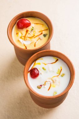 Lor, süt ve safran içinde Lassi denilen malai Otantik Hint soğuk içecek oluşan / Alman lezzet, geleneksel Hint pişmiş bardaklarda servis de denilen kesariya ya da keshariya ya da Alman lassi,