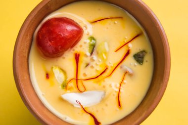 Lor, süt ve safran içinde Lassi denilen malai Otantik Hint soğuk içecek oluşan / Alman lezzet, geleneksel Hint pişmiş bardaklarda servis de denilen kesariya ya da keshariya ya da Alman lassi,