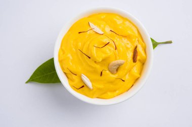hapus veya alphonso Mango puding / Mango shrikhand veya srikhand veya amrakhand - Mango tatlı ile yoğunlaştırılmış süt magoes ve fındık, seçici odak üzerinde beyaz arka plan