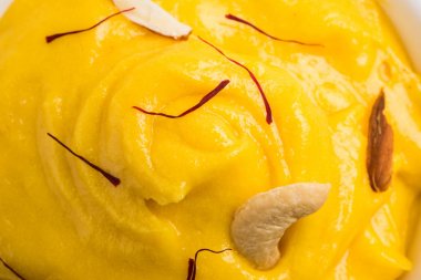 hapus veya alphonso Mango puding / Mango shrikhand veya srikhand veya amrakhand - Mango tatlı ile yoğunlaştırılmış süt magoes ve fındık, seçici odak üzerinde beyaz arka plan