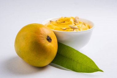 hapus veya alphonso Mango puding / Mango shrikhand veya srikhand veya amrakhand - Mango tatlı ile yoğunlaştırılmış süt magoes ve fındık, seçici odak üzerinde beyaz arka plan