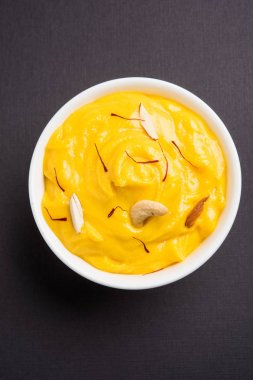 hapus veya alphonso Mango puding / Mango shrikhand veya srikhand veya amrakhand - Mango tatlı ile yoğunlaştırılmış süt magoes ve fındık, seçici odak üzerinde beyaz arka plan