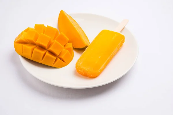 Doces de gelo de manga ou barra de gelo de manga ou kulfi, constituídos por alphonso ou hapus mangos doces e saborosos — Fotografia de Stock