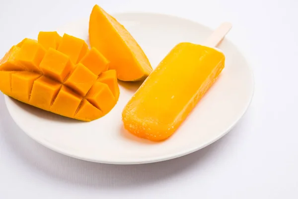 Mango ice candy or mango ice bar or kulfi, made up of sweet and tasty alphonso  or hapus mangos — Stock Photo, Image