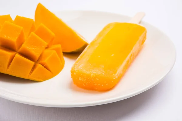 Mango ijs snoep of mango ijsbar of kulfi, opgebouwd uit zoete en lekkere alphonso of hapus mango 's — Stockfoto