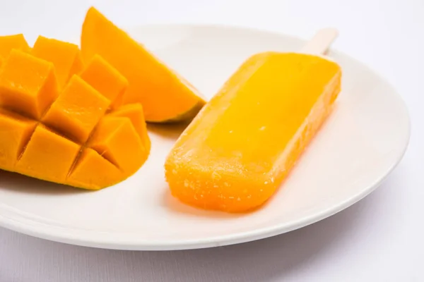 Doces de gelo de manga ou barra de gelo de manga ou kulfi, constituídos por alphonso ou hapus mangos doces e saborosos — Fotografia de Stock