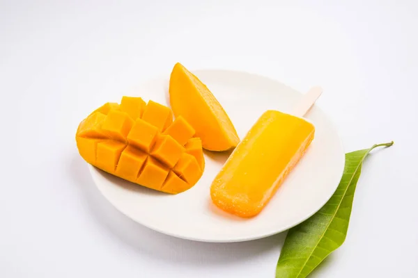 Mango ice candy or mango ice bar or kulfi, made up of sweet and tasty alphonso  or hapus mangos — Stock Photo, Image