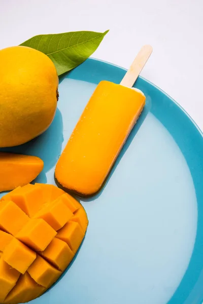 Mango jeges édességet vagy mangó jég bar vagy kulfi készült édes és ízletes Alfonz vagy mangó hapus — Stock Fotó