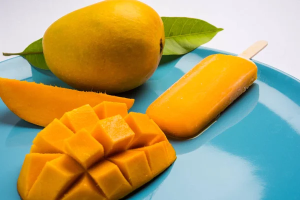 Doces de gelo de manga ou barra de gelo de manga ou kulfi, constituídos por alphonso ou hapus mangos doces e saborosos — Fotografia de Stock