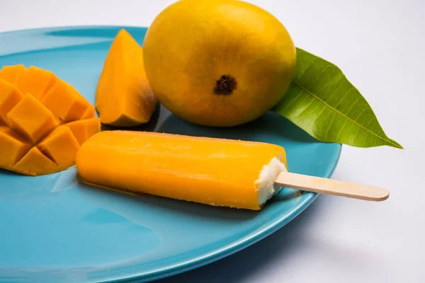 Mango ice candy or mango ice bar or kulfi, made up of sweet and tasty alphonso  or hapus mangos — Stock Photo, Image