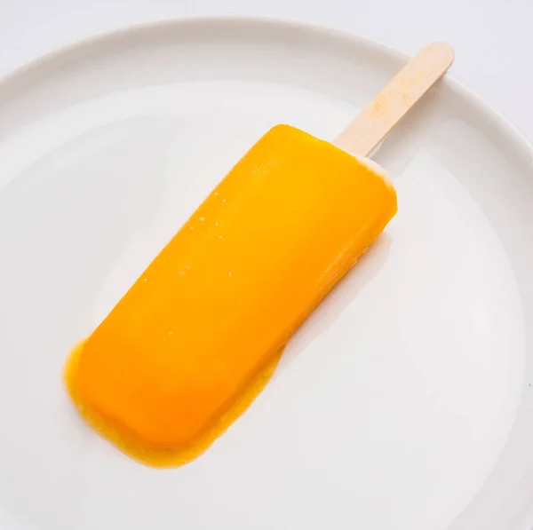 Mango ijs snoep of mango ijsbar of kulfi, opgebouwd uit zoete en lekkere alphonso of hapus mango 's — Stockfoto