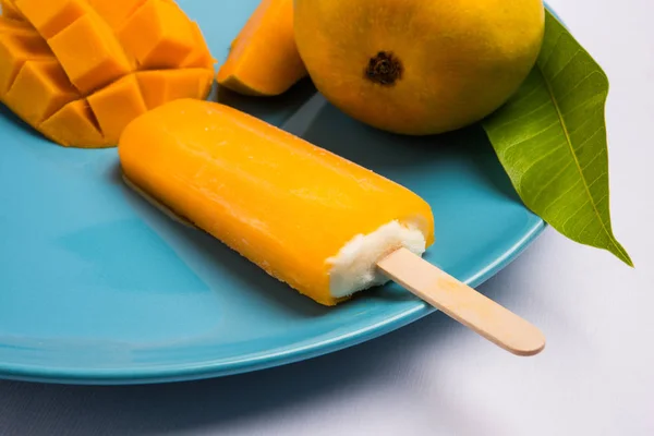 Mango ice candy or mango ice bar or kulfi, made up of sweet and tasty alphonso  or hapus mangos — Stock Photo, Image