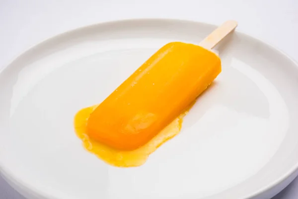 Mango ijs snoep of mango ijsbar of kulfi, opgebouwd uit zoete en lekkere alphonso of hapus mango 's — Stockfoto