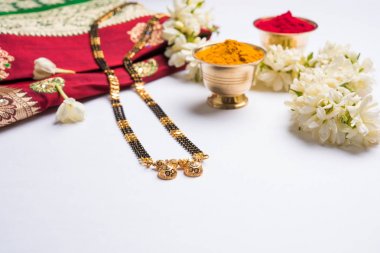 Mankalya veya kolye yakın çekim fotoğraf için geleneksel saree veya paithani huldi Recep ve mogra çiçekler veya Jasminum sambac garland ile evli hindu kadınlar tarafından giyilen