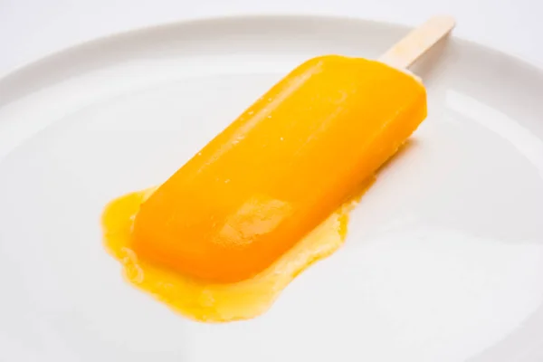 Barre glacée à la mangue ou barre glacée à la mangue ou kulfi, composée de mangues alphonso ou hapus sucrées et savoureuses — Photo