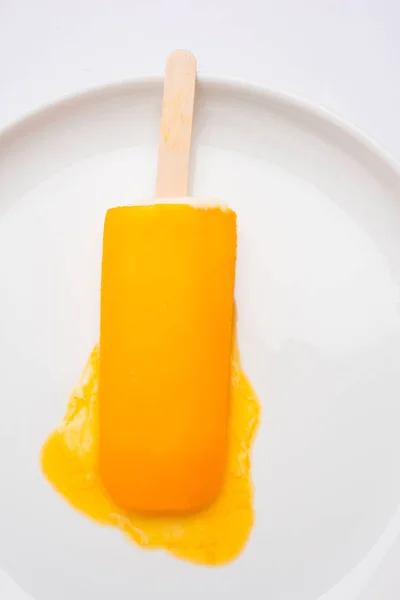 Mango ice candy or mango ice bar or kulfi, made up of sweet and tasty alphonso  or hapus mangos — Stock Photo, Image