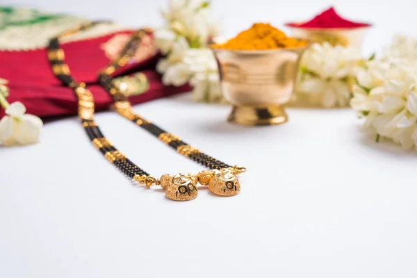 Mangalsutra 또는 목걸이의 근접 사진 결혼된 힌두교 여성, 전통 사리 또는 paithani huldi kumkum 및 mogra 꽃 이나 핑크 sambac 화 환을 착용 — 스톡 사진