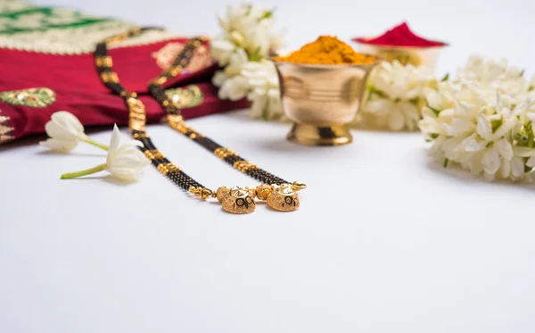 Mangalsutra 또는 목걸이의 근접 사진 결혼된 힌두교 여성, 전통 사리 또는 paithani huldi kumkum 및 mogra 꽃 이나 핑크 sambac 화 환을 착용 — 스톡 사진