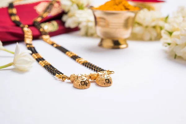 Foto ravvicinata di un Mangalsutra o una collana da indossare da una donna indù sposata, con saree tradizionale o paithani con huldi kumkum e fiori di mogra o ghirlanda di Jasminum sambac — Foto Stock