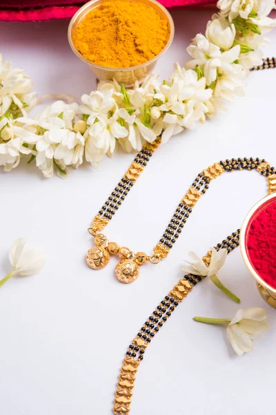 Mangalsutra 또는 목걸이의 근접 사진 결혼된 힌두교 여성, 전통 사리 또는 paithani huldi kumkum 및 mogra 꽃 이나 핑크 sambac 화 환을 착용 — 스톡 사진