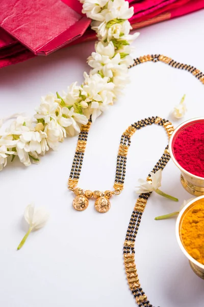 Mankalya veya kolye yakın çekim fotoğraf için geleneksel saree veya paithani huldi Recep ve mogra çiçekler veya Jasminum sambac garland ile evli hindu kadınlar tarafından giyilen — Stok fotoğraf