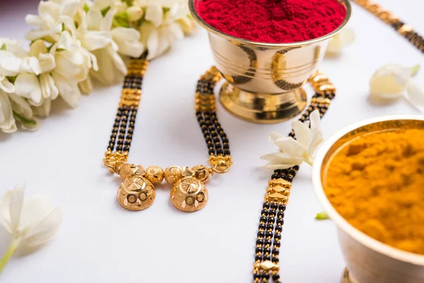 Fotografie de aproape a unui Mangalsutra sau colier purtat de o femeie hindusă căsătorită, cu saree tradițional sau paithani cu flori huldi kumkum și mogra sau ghirlanda Jasminum sambac — Fotografie, imagine de stoc
