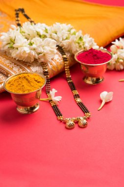 Mankalya veya kolye yakın çekim fotoğraf için geleneksel saree veya paithani huldi Recep ve mogra çiçekler veya Jasminum sambac garland ile evli hindu kadınlar tarafından giyilen
