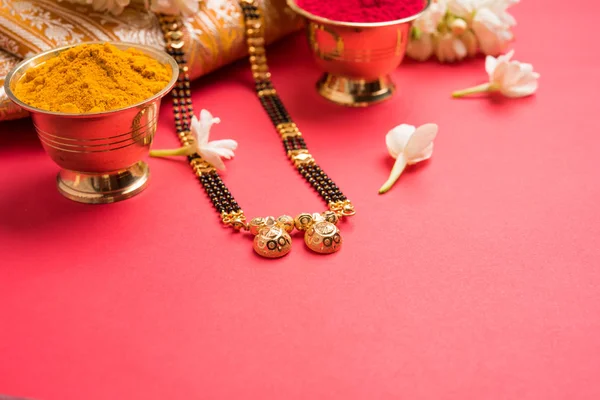 Mangalsutra 또는 목걸이의 근접 사진 결혼된 힌두교 여성, 전통 사리 또는 paithani huldi kumkum 및 mogra 꽃 이나 핑크 sambac 화 환을 착용 — 스톡 사진