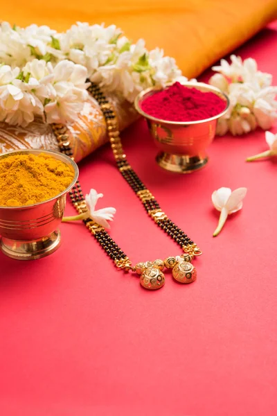 Mangalsutra やネックレスのクローズ アップ写真に伝統的なサリーや huldi の kumkum とモグラの花やソケイ sambac ガーランドと paithani と結婚しているヒンズー教の女性が着用 — ストック写真