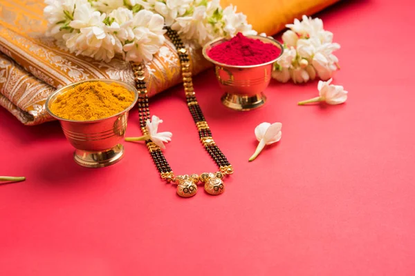 Mankalya veya kolye yakın çekim fotoğraf için geleneksel saree veya paithani huldi Recep ve mogra çiçekler veya Jasminum sambac garland ile evli hindu kadınlar tarafından giyilen — Stok fotoğraf