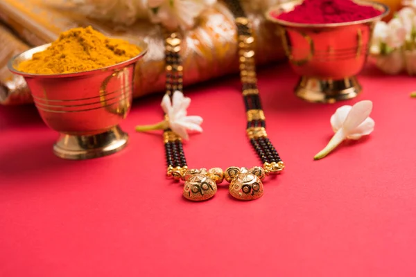 Mankalya veya kolye yakın çekim fotoğraf için geleneksel saree veya paithani huldi Recep ve mogra çiçekler veya Jasminum sambac garland ile evli hindu kadınlar tarafından giyilen — Stok fotoğraf