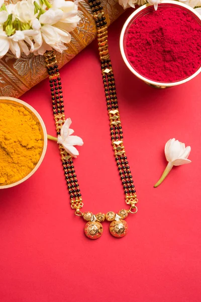 Foto close-up dari Mangalsutra atau kalung yang dipakai oleh wanita hindu yang sudah menikah, dengan saree tradisional atau paithani dengan kumkum huldi dan bunga mogra atau karangan bunga Jasminum sambac — Stok Foto