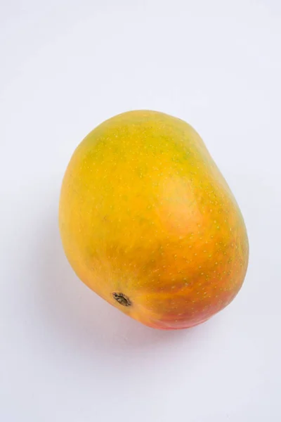 Re dei frutti; Alphonso giallo Mango duo di frutta con steli e foglia verde isolato su sfondo bianco in un cesto di canna, un prodotto di Konkan da Maharashtra - India — Foto Stock