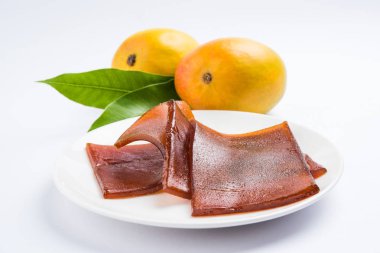 Hint alphonso mango'nın kurutulmuş jöle denilen mango papad veya mango poli veya levha veya pasta, geleneksel maharashtrian tarifi