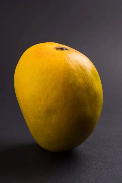 Mango ice candy or mango ice bar or kulfi, made up of sweet and tasty alphonso  or hapus mangos — Stock Photo, Image