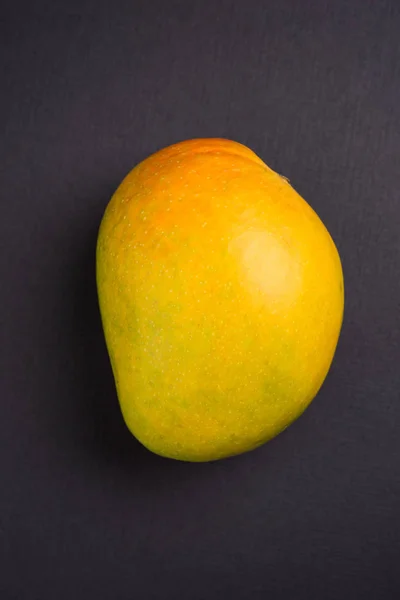 Barre glacée à la mangue ou barre glacée à la mangue ou kulfi, composée de mangues alphonso ou hapus sucrées et savoureuses — Photo