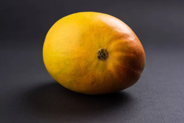 Mango-Eis oder Mango-Eisbar oder Kulfi, bestehend aus süßen und schmackhaften Alphonso oder Hapus-Mangos — Stockfoto