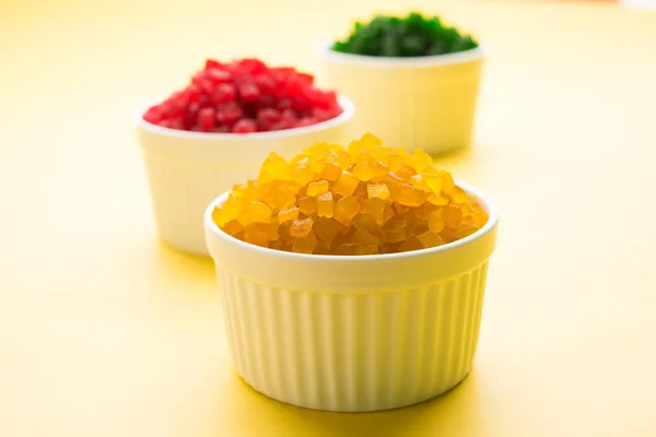 Dulces de frutas dulces también conocen como tutti-frutti, frutas enlatadas servidas en tazones blancos, generalmente utilizadas en paan masala en la India o como coberturas en pasteles o dulces — Foto de Stock